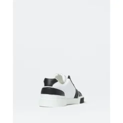 Perforierte Ledersneaker mit geprägtem Detail><noscript><img width=