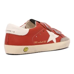 Rote alte Schulsneaker mit Sternenmotiv><noscript><img width=