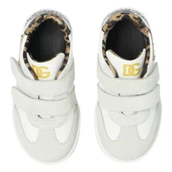 Sportschuhe mit Logo und schimmernden Applikationen><noscript><img width=