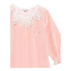 Velours-Pyjama mit Spitzenkragen><noscript><img width=